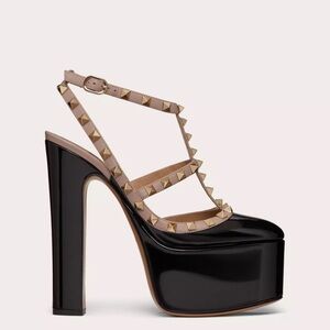 VALENTINO GARAVANI
Rockstud patent leather platform pumps